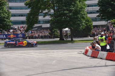 Saraybosna, Bosna-Hersek - 09.06.2024: David Coulthard, Kızıl Boğa Fuarı 'nda Saraybosna' da Red Bull F1 marka araba kullanıyor. F1 formülü ilk defa Saraybosna 'ya geliyor..