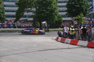 Saraybosna, Bosna-Hersek - 09.06.2024: David Coulthard, Kızıl Boğa Fuarı 'nda Saraybosna' da Red Bull F1 marka araba kullanıyor. F1 formülü ilk defa Saraybosna 'ya geliyor..