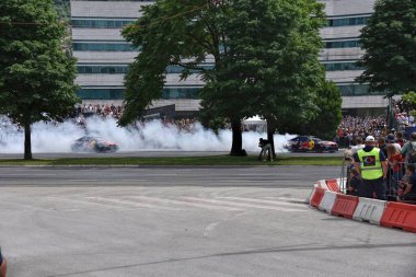 Saraybosna, Bosna-Hersek - 09.06.2024: David Coulthard, Kızıl Boğa Fuarı 'nda Saraybosna' da Red Bull F1 marka araba kullanıyor. F1 formülü ilk defa Saraybosna 'ya geliyor..
