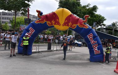 Saraybosna, Bosna-Hersek - 09.06.2024: David Coulthard, Kızıl Boğa Fuarı 'nda Saraybosna' da Red Bull F1 marka araba kullanıyor. F1 formülü ilk defa Saraybosna 'ya geliyor..