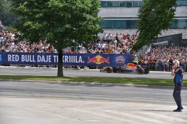 Saraybosna, Bosna-Hersek - 09.06.2024: David Coulthard, Kızıl Boğa Fuarı 'nda Saraybosna' da Red Bull F1 marka araba kullanıyor. F1 formülü ilk defa Saraybosna 'ya geliyor..