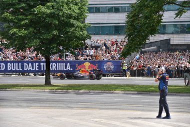 Saraybosna, Bosna-Hersek - 09.06.2024: David Coulthard, Kızıl Boğa Fuarı 'nda Saraybosna' da Red Bull F1 marka araba kullanıyor. F1 formülü ilk defa Saraybosna 'ya geliyor..