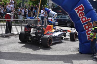 Saraybosna, Bosna-Hersek - 09.06.2024: David Coulthard, Kızıl Boğa Fuarı 'nda Saraybosna' da Red Bull F1 marka araba kullanıyor. F1 formülü ilk defa Saraybosna 'ya geliyor..