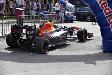 Saraybosna, Bosna-Hersek - 09.06.2024: David Coulthard, Kızıl Boğa Fuarı 'nda Saraybosna' da Red Bull F1 marka araba kullanıyor. F1 formülü ilk defa Saraybosna 'ya geliyor..
