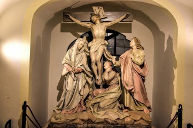 Münih, Almanya - 12.07.2024: Münih kilisesinde İsa 'nın çarmıha gerilmesinin ayrıntılarını anlatan dini heykeller.
