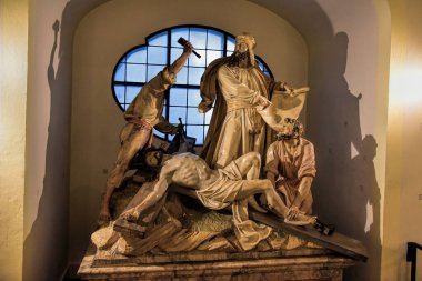 Münih, Almanya - 12.07.2024: Münih kilisesinde İsa 'nın çarmıha gerilmesinin ayrıntılarını anlatan dini heykeller.