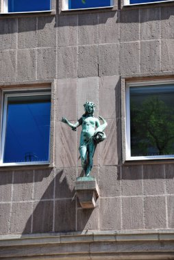 Nuremberg, Almanya - 12.07.2024: Nuremberg sokak fotoğrafçılığı. Nuremberg 'de bir sürü güzel tarihi bina var. Bir sürü oyma ve eşsiz mimari detaylar var..