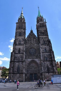 Nuremberg, Almanya - 12.07.2024: Nuremberg sokak fotoğrafçılığı. Nuremberg 'de bir sürü güzel tarihi bina var. Bir sürü oyma ve eşsiz mimari detaylar var..