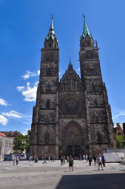 Nuremberg, Almanya - 12.07.2024: Nuremberg sokak fotoğrafçılığı. Nuremberg 'de bir sürü güzel tarihi bina var. Bir sürü oyma ve eşsiz mimari detaylar var..