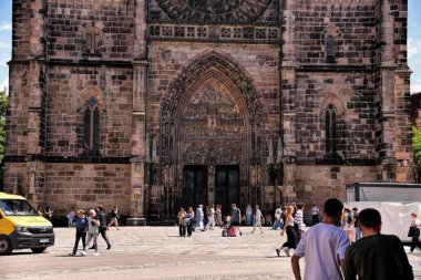 Nuremberg, Almanya - 12.07.2024: Nuremberg sokak fotoğrafçılığı. Nuremberg 'de bir sürü güzel tarihi bina var. Bir sürü oyma ve eşsiz mimari detaylar var..