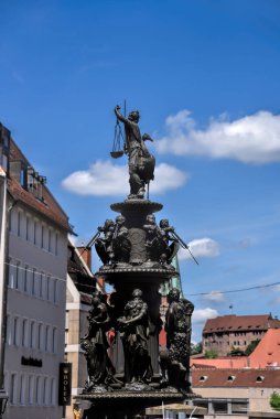 Nuremberg, Almanya - 12.07.2024: Nuremberg sokak fotoğrafçılığı. Nuremberg 'de bir sürü güzel tarihi bina var. Bir sürü oyma ve eşsiz mimari detaylar var..