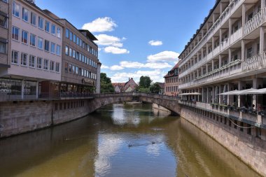 Nuremberg, Almanya - 12.07.2024: Nuremberg sokak fotoğrafçılığı. Nuremberg 'de bir sürü güzel tarihi bina var. Bir sürü oyma ve eşsiz mimari detaylar var..