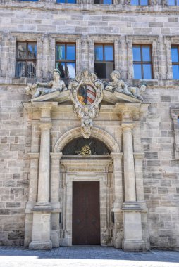 Nuremberg, Almanya - 12.07.2024: Nuremberg sokak fotoğrafçılığı. Nuremberg 'de bir sürü güzel tarihi bina var. Bir sürü oyma ve eşsiz mimari detaylar var..