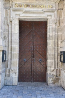 Nuremberg, Almanya - 12.07.2024: Nuremberg sokak fotoğrafçılığı. Nuremberg 'de bir sürü güzel tarihi bina var. Bir sürü oyma ve eşsiz mimari detaylar var..