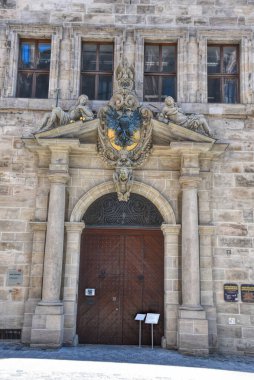 Nuremberg, Almanya - 12.07.2024: Nuremberg sokak fotoğrafçılığı. Nuremberg 'de bir sürü güzel tarihi bina var. Bir sürü oyma ve eşsiz mimari detaylar var..