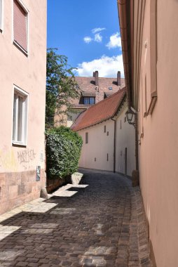 Nuremberg, Almanya - 12.07.2024: Nuremberg sokak fotoğrafçılığı. Nuremberg 'de bir sürü güzel tarihi bina var. Bir sürü oyma ve inanılmaz detaylar var..