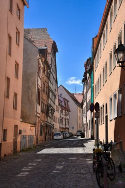 Nuremberg, Almanya - 12.07.2024: Nuremberg sokak fotoğrafçılığı. Nuremberg 'de bir sürü güzel tarihi bina var. Bir sürü oyma ve inanılmaz detaylar var..