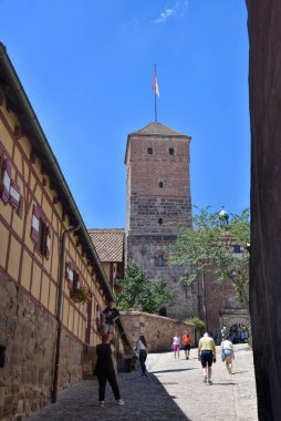 Nuremberg, Almanya - 12.07.2024: Nuremberg sokak fotoğrafçılığı. Nuremberg 'de bir sürü güzel tarihi bina var. Bir sürü oyma ve inanılmaz detaylar var..