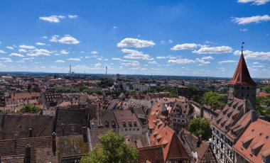 Nuremberg, Almanya - 12.07.2024: Nuremberg sokak fotoğrafçılığı. Nuremberg 'de bir sürü güzel tarihi bina var. Bir sürü oyma ve inanılmaz detaylar var..