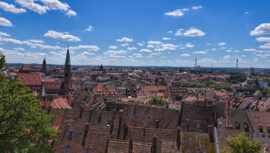Nuremberg, Almanya - 12.07.2024: Nuremberg sokak fotoğrafçılığı. Nuremberg 'de bir sürü güzel tarihi bina var. Bir sürü oyma ve inanılmaz detaylar var..