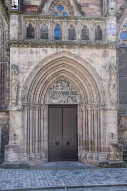 Nuremberg, Almanya - 12.07.2024: Nuremberg sokak fotoğrafçılığı. Nuremberg 'de bir sürü güzel tarihi bina var. Bir sürü oyma ve inanılmaz detaylar var..