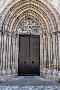 Nuremberg, Almanya - 12.07.2024: Nuremberg sokak fotoğrafçılığı. Nuremberg 'de bir sürü güzel tarihi bina var. Bir sürü oyma ve inanılmaz detaylar var..