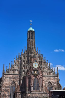 Nuremberg, Almanya - 12.07.2024: Nuremberg sokak fotoğrafçılığı. Nuremberg 'de bir sürü güzel tarihi bina var. Bir sürü oyma ve inanılmaz detaylar var..