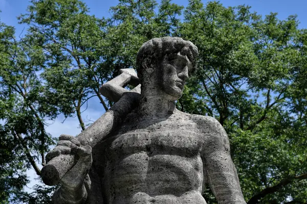 Münih, Almanya - 12.07.2024: Münih sokak fotoğrafçılığı. Münih 'te bir sürü güzel tarihi bina var..