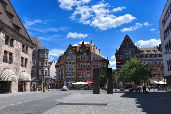 Nuremberg, Almanya - 12.07.2024: Nuremberg sokak fotoğrafçılığı. Nuremberg 'de bir sürü güzel tarihi bina var. Bir sürü oyma ve eşsiz mimari detaylar var..