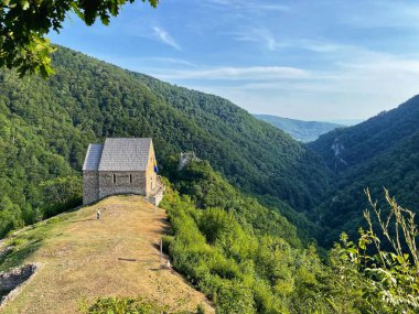 Bobovac, Bosna-Hersek - 23-07-2024: Bobovac Kraliyet Kasabası ortaçağ Bosna 'sının en önemli kalesiydi. Bobovac, Bosna 'nın başkenti olarak Bosna krallığının anahtarıydı..