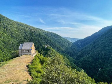 Bobovac, Bosna-Hersek - 23-07-2024: Bobovac Kraliyet Kasabası ortaçağ Bosna 'sının en önemli kalesiydi. Bobovac, Bosna 'nın başkenti olarak Bosna krallığının anahtarıydı..