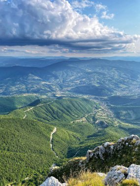 Vahşi ve kayalık çevredeki dağ manzarasının fotoğrafları.