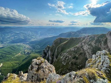 Vahşi ve kayalık çevredeki dağ manzarasının fotoğrafları.