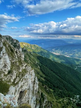 Vahşi ve kayalık çevredeki dağ manzarasının fotoğrafları.