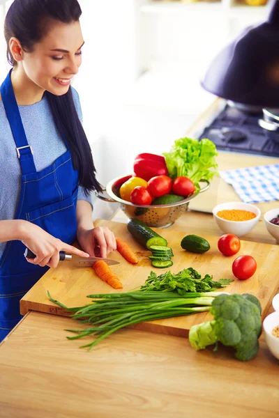 Junge Frau Schneidet Gemüse Küche Hause — Stockfoto