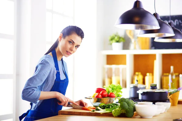 Mujer Joven Cortando Verduras Cocina Casa — Foto de Stock
