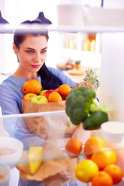 Улыбающаяся Женщина Достает Свежие Фрукты Холодильника Концепция Здоровой Пищи — стоковое фото