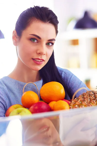 냉장고에서 과일을 꺼내는 맛있는 컨셉트 — 스톡 사진