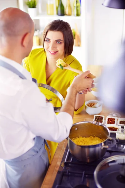 Пара Приготовления Пищи Вместе Кухне Дома — стоковое фото