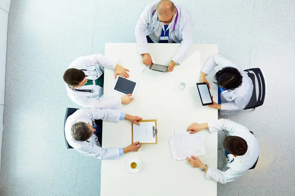 Medizinisches Team Sitzt Und Diskutiert Tisch Draufsicht — Stockfoto