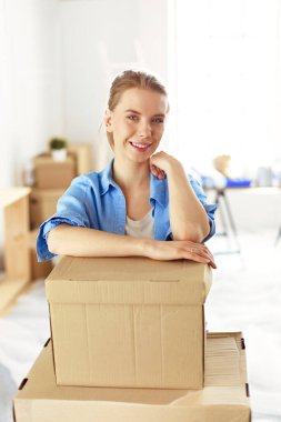 Güzel genç bir kadın yeni evine taşınıyor..