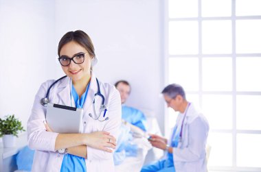 Hastane lobisinde tablet bilgisayar kullanan kadın doktor.,