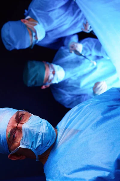 Gruppe Von Chirurgen Bei Der Arbeit Einem Blau Getönten Operationssaal — Stockfoto