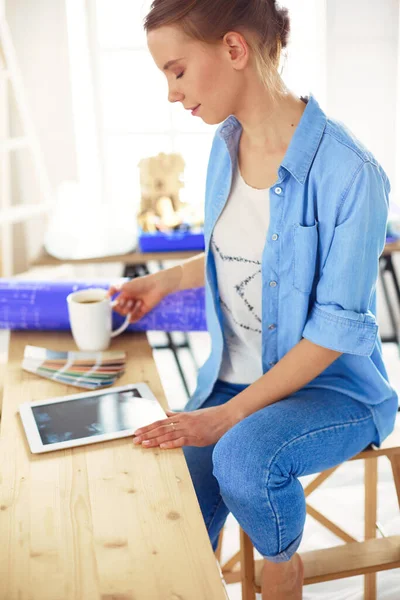年轻女子坐在家里 用平板电脑在网上购买新家具 — 图库照片