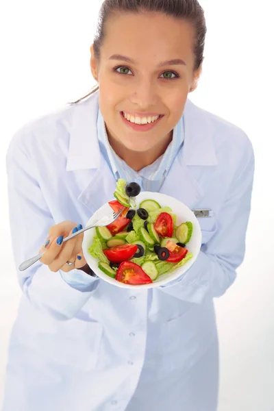Retrato Uma Mulher Bonita Médico Segurando Prato Com Legumes Frescos — Fotografia de Stock