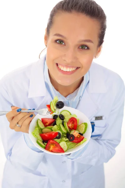 一个漂亮的女医生拿着一个盛新鲜蔬菜的盘子的画像 女医生 — 图库照片