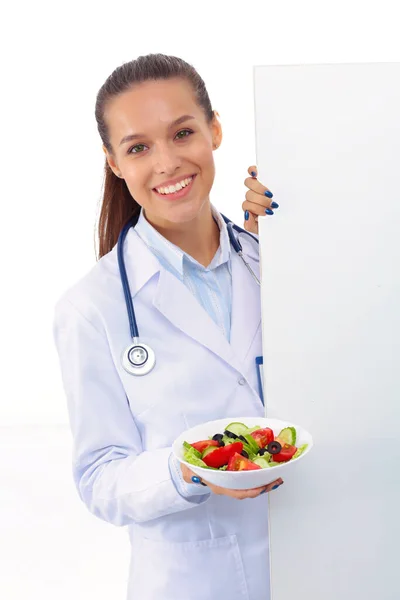 자리에 야채가 접시를 아름다운 의사의 의사들 — 스톡 사진