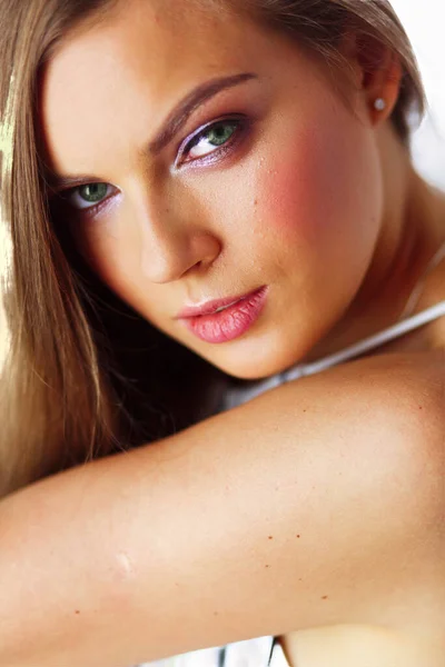 Vacker Kvinna Ansikte Närbild Studio Vit — Stockfoto