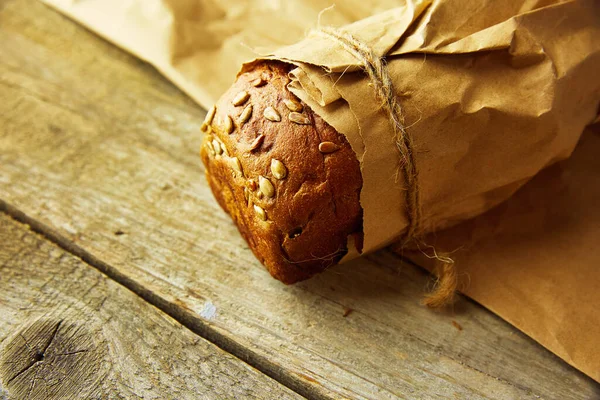 Булочка Хлеба Упакованная Бумагу Деревянном Столе — стоковое фото