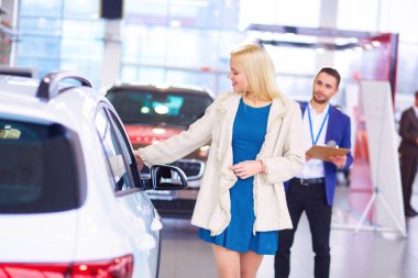 yatakta uyuyan güzel genç sarışın kadın.